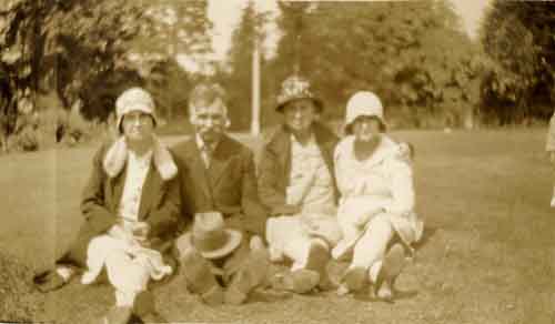 l-r: Lottie (Williams) Salome, George Williams, Emma (Trage) Williams and Clara (Williams) Smart.