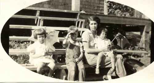 Inez (Maxwell) Coopsie with her children
