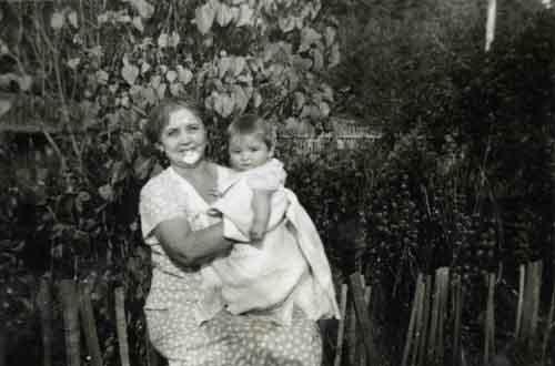 Bertha Emma Susan (Trage) Daykin holding baby