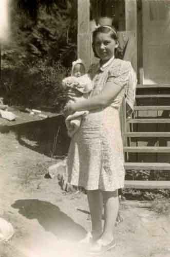 Cora (Daykin) Johnson holding baby Sonja Bernice