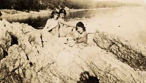 Elizabeth Geneva Maxwell with her friends