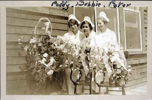 Elizabeth Geneva Maxwell with her friends at the Jubilee Hospital, RN graduation.