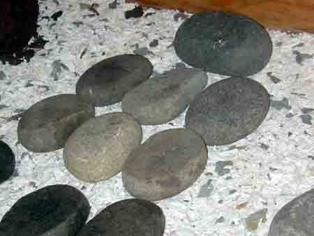 Pierres &agrave; polir utilis&eacute;es pour poncer le bois et gratter les peaux de b&ecirc;tes afin de les adoucir en vue du tannage.