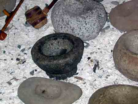 Bols en pierre utilis&eacute;s pour m&eacute;langer la peinture.