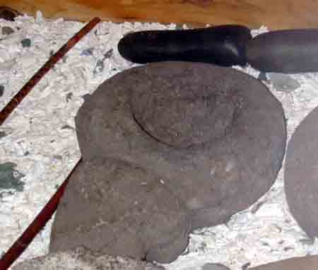 Bol de c&eacute;r&eacute;monie agr&eacute;ment&eacute; d'une t&ecirc;te de baleine sculpt&eacute;e.