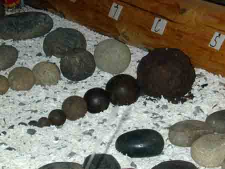 Au centre,Num&eacute;ro 5: ce sont des boulets de canon, ils &eacute;taient utilis&eacute;s sur les navires Anglais et Espagnols lorsqu'ils sont venus par ici les premi&egrave;res fois.