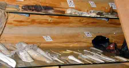 A gauche: coins en os.