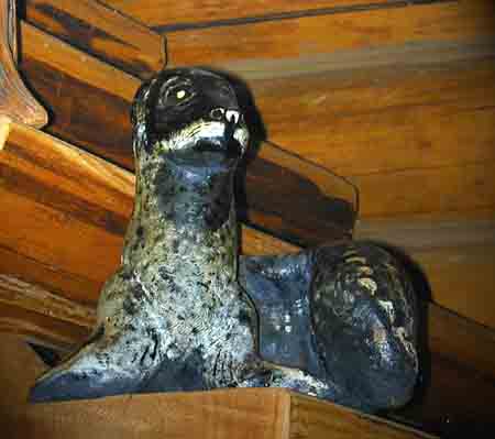 Phoque sculpt&eacute; par Sophie King dans du bois flott&eacute; trouv&eacute; sur la plage chez ele &agrave; Beaver Point.