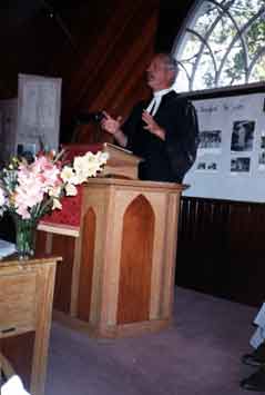 Le révérend Alister Skinner célébrant la messe en l'honneur de la re-consécration de l'Église Unie de Burgoyne Bay à l'occasion des fêtes du centenaire,1887-1987