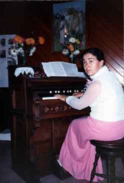 Angela (Brigden) Funk, organiste lors des fêtes du Centenaire de l'Église Unie de Burgoyne Bay, 1887-1987.