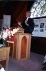 Le révérend Alister Skinner célébrant la messe en l'honneur de la re-consécration de l'Église Unie de Burgoyne Bay à l'occasion des fêtes du centenaire,1887-1987