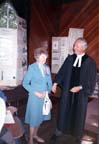 Présentée par le révérend Allister Skinner, Margaret Christina McLennan (Maggie Lee), l'aînée de l'assistance aux célébrations du Centenaire de l'Église Unie de Burgoyne Bay.