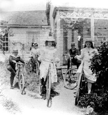 Maison Broadwell House (Cyclistes près de la), vers1890