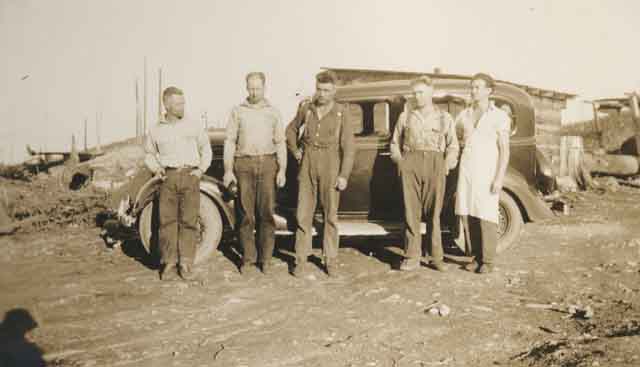 ?, Don Caven, Angus Maxwell, William Coopsie, ?, devant l'automobile