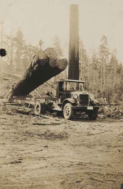 Chargement d'une grume.