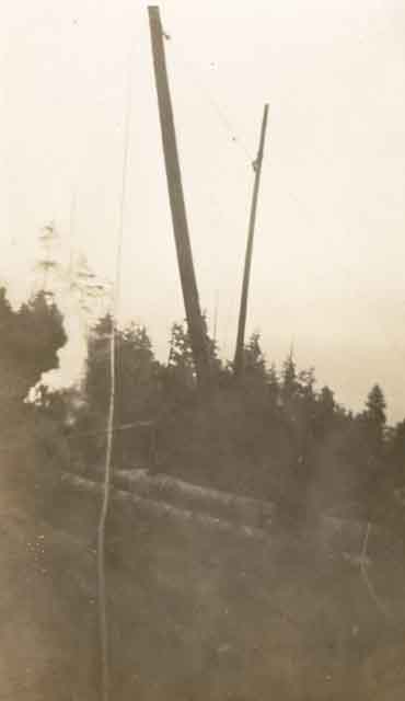 On hisse le pylône à l'aide de la chèvre verticale.