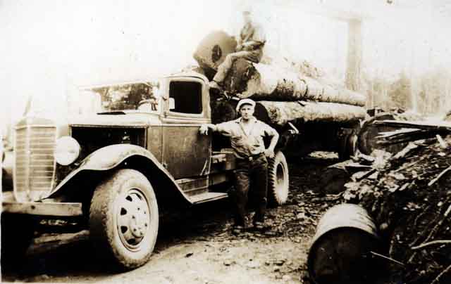 Camion grumier chargé de grumes destinées au dépôt.