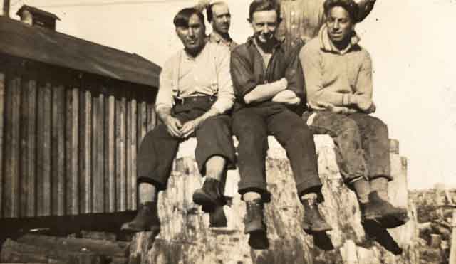 Joe Tahouney, ?,?, Leo Harris assis sur une souche.