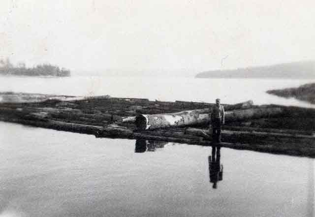 William Coopsie debout sur son estacade. Une estacade flottante dans la baie près de Menhinick Drive, à Beaver Point.