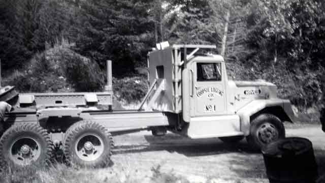 Le camion grumier Hayes (jaune) de William Coopsie.
