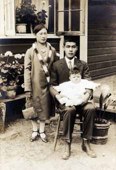 KATSUYORI ET KIMIKO MURAKAMI, AVEC LEUR FILLE, ALICE MURAKAMI
