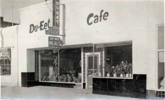 LE RESTAURANT "DU EET CAFE" DES MURIKAMI