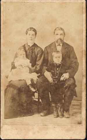 Mr et Mme Henry Ruckle, en compagnie d'Alfred Ruckle, debout, et de Daniel Henry Ruckle encore bébé.