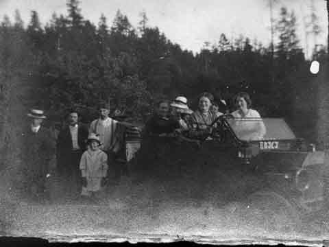 Les Ruckle, les McLennan et d'autres personnes.