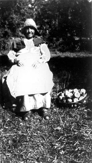 352