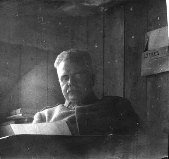 Capitaine Paul Bion reading